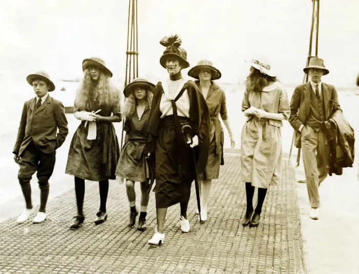 Framed Print : Clothing Fashion 1920s Mrs Guinness and her children at Cowes on holiday Framed Print : Clothing Fashion 1920s Mrs Guinness and her children at Cowes on holiday