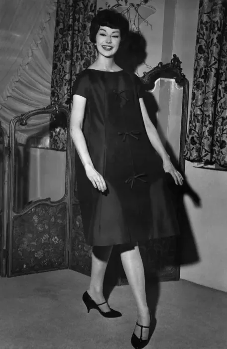 Framed Print : Clothing Fashion 1958: Miss Christine Harris 19 wearing one of the Sussh small Trapeze