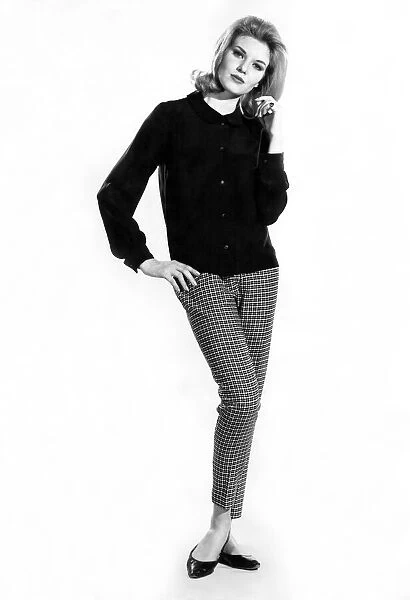 Clothing Fashion 1964: Model Maureen Walker. January 1964 P021304