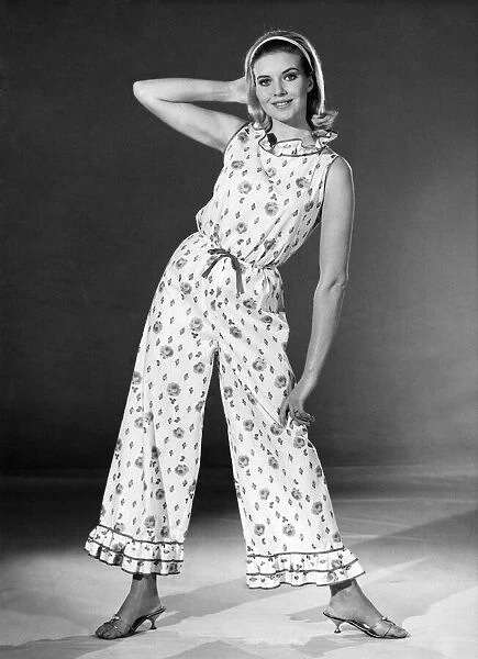 Clothing Fashion 1965: Model Maureen Walker. April 1965 P021545