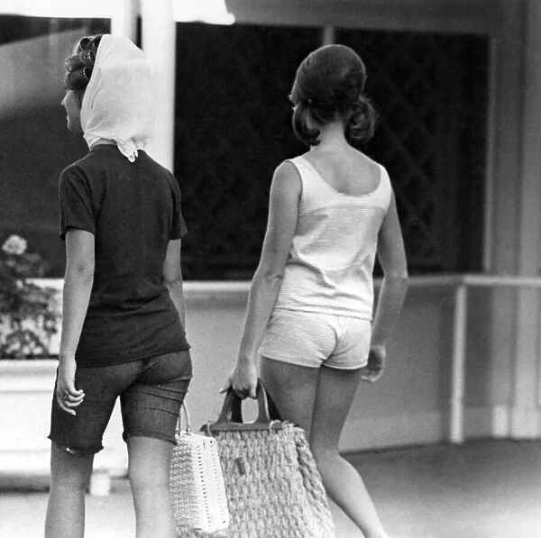 Clothing Fashion 1966: Mrs. Jill Stuart, Irish wife of pop singer Chat Stuart