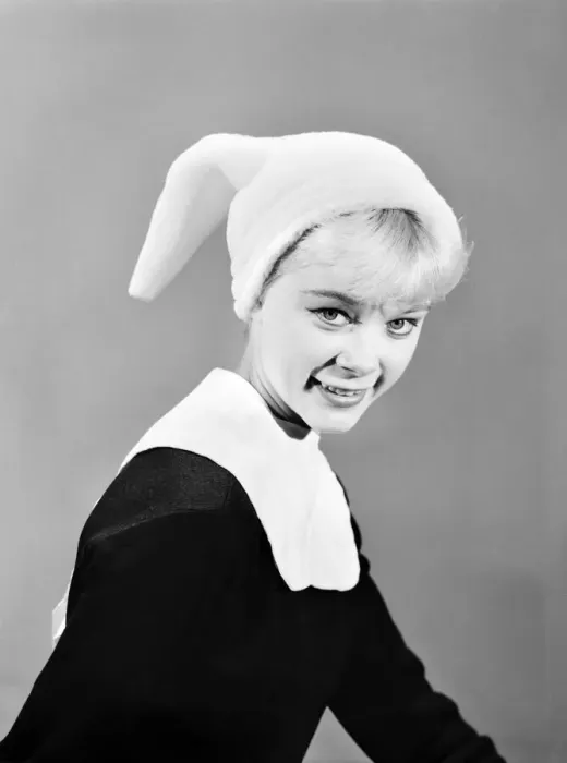 Framed Print : Clothing: Fashion: Head scarf. 1955 B249-001 Framed Print : Clothing: Fashion: Head scarf. 1955 B249-001