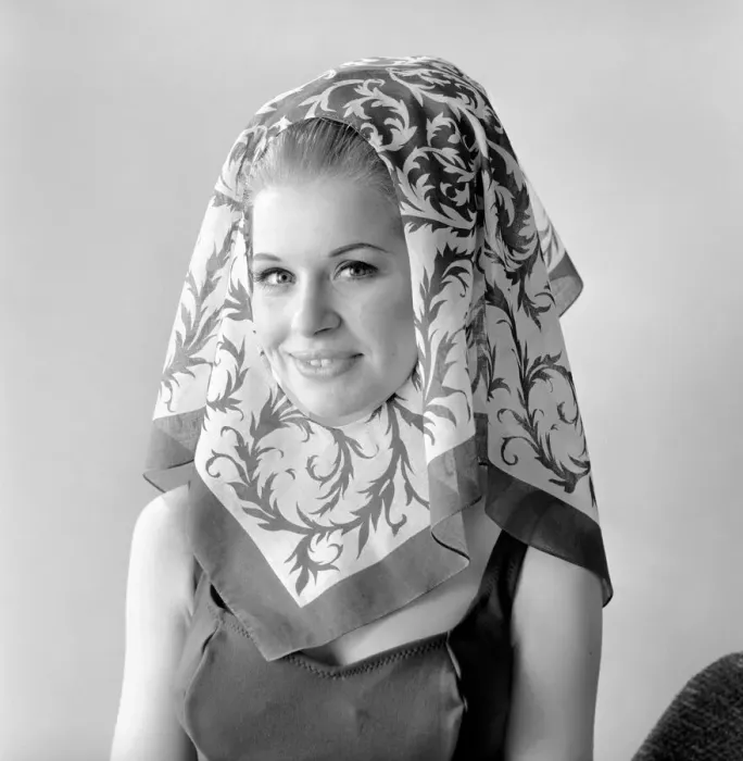 Framed Print : Clothing: Fashion: Headscarf. 1966 B1921 Framed Print : Clothing: Fashion: Headscarf. 1966 B1921