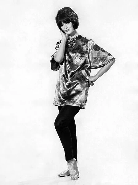Clothing Fashion: Lynne Winterson. Fabuary 1966 P006737