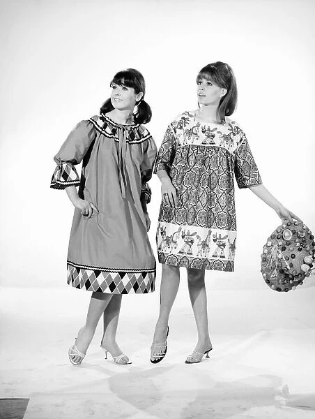 Clothing: Fashion: Mexican fashions. 1965 B1894-002
