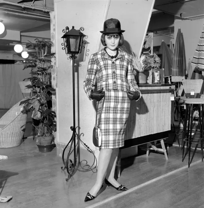 Framed Print : Clothing: Fashion: Paris: Woman modelling the latest 1963 French clothes designs in Paris Framed Print : Clothing: Fashion: Paris: Woman modelling the latest 1963 French clothes designs in Paris