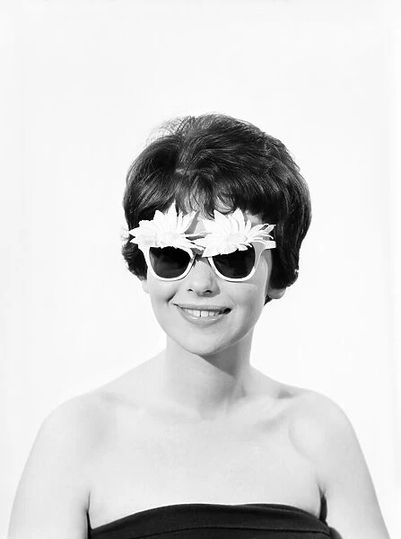 Clothing: Fashion: Sunglasses: Model: Ann Cave. 1960 B1380-001