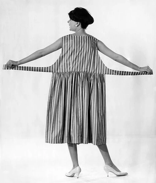 Clothing Fashions 1959: Jackie Jackson shows you the back view of our summer Tie-up dress