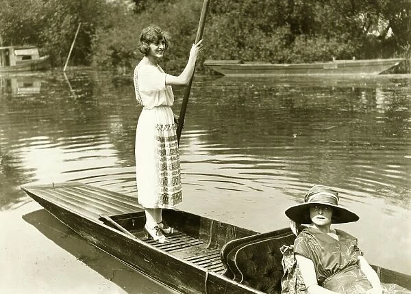 Clothing Fashions Women 1920s Ladies of leisure punting on the river Fashion
