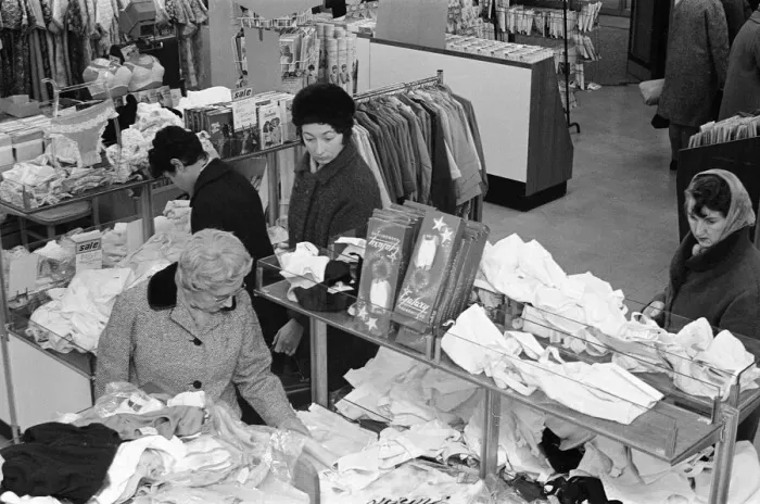 Framed Print : CO-OP Sale, Guildford, Surrey, Thursday 7th January 1971 Framed Print : CO-OP Sale, Guildford, Surrey, Thursday 7th January 1971