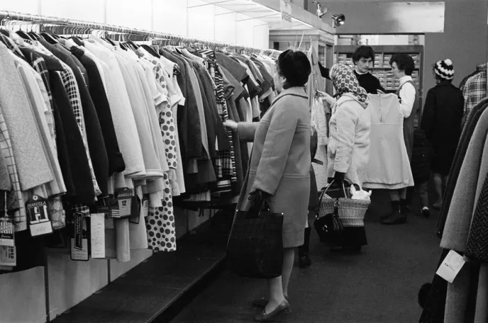 Framed Print : CO-OP Sale, Guildford, Surrey, Thursday 7th January 1971 Framed Print : CO-OP Sale, Guildford, Surrey, Thursday 7th January 1971
