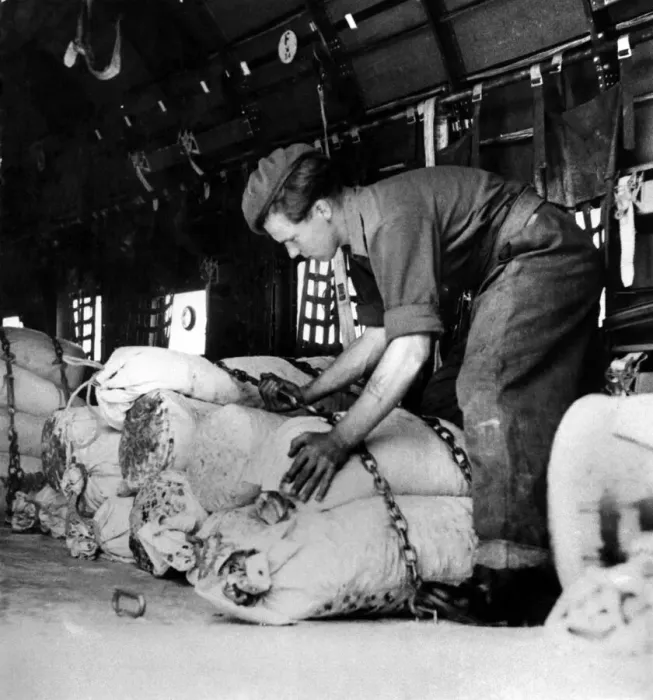 Framed Print : Coal supplies for the British, American and French sectors of Berlin are being flown in Framed Print : Coal supplies for the British, American and French sectors of Berlin are being flown in