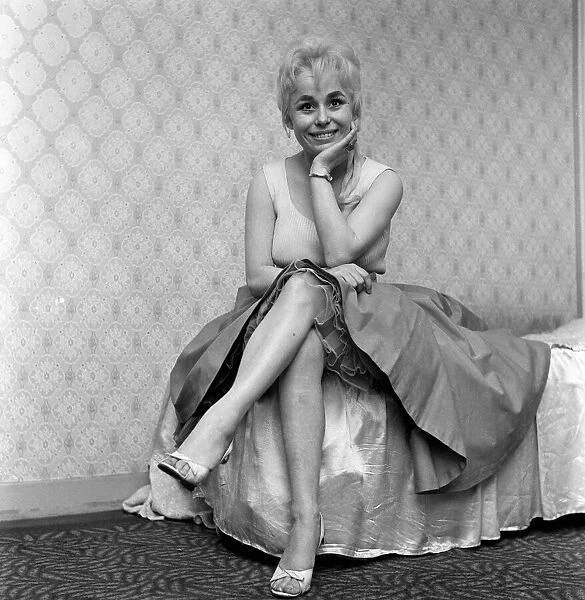 Cockney actress Barbara Windsor at home. 12th February 1960
