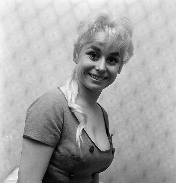 Cockney actress Barbara Windsor at home. 12th February 1960