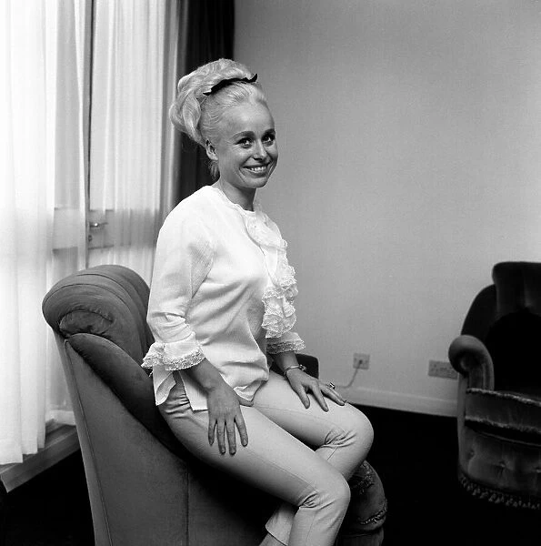 Cockney actress Barbara Windsor in her new £10, 000 flat. 17th August 1964