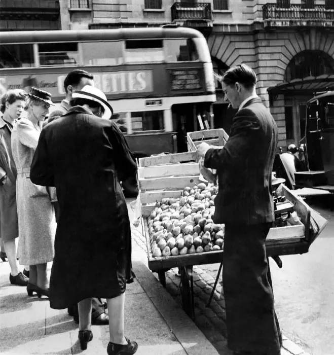 Framed Print : A Cockney Earns his living: A barrow boys find plenty of customers for his ripe Framed Print : A Cockney Earns his living: A barrow boys find plenty of customers for his ripe