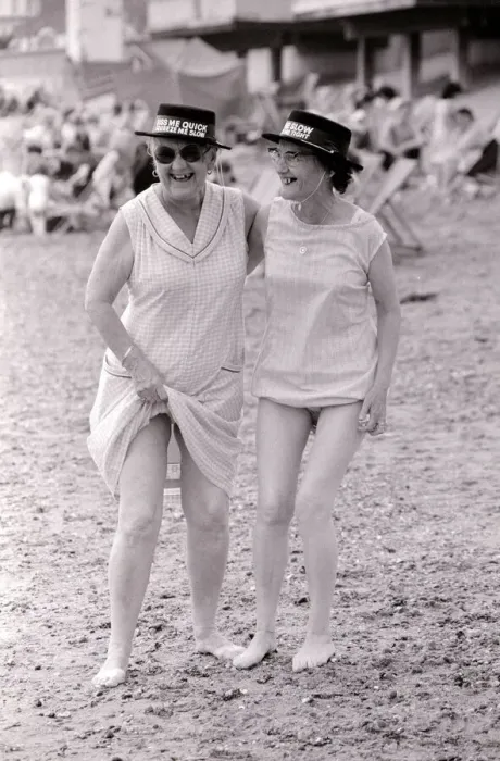 Framed Print : Cockney sisters May Pirie 56 and Lillian Hernandez 68 enjoy a day out at the seaside Framed Print : Cockney sisters May Pirie 56 and Lillian Hernandez 68 enjoy a day out at the seaside