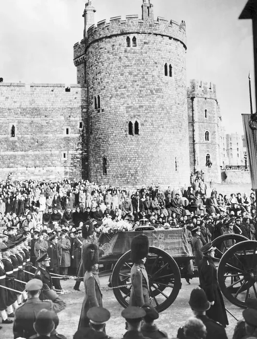 Framed Print : Coffin of King George VI funeral at Windsor 1952 on its way to St George Framed Print : Coffin of King George VI funeral at Windsor 1952 on its way to St George