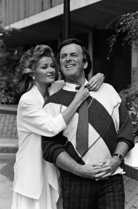 Framed Print : Colbys star Stephanie Beacham is back in Britain on a private visit Framed Print : Colbys star Stephanie Beacham is back in Britain on a private visit