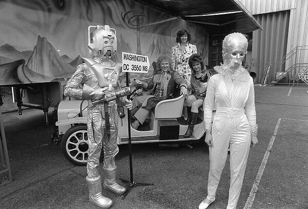 COLIN BAKER AT DR WHO WITH A CYBERMAN AND OTHER ACTORS 25  /  04  /  1986