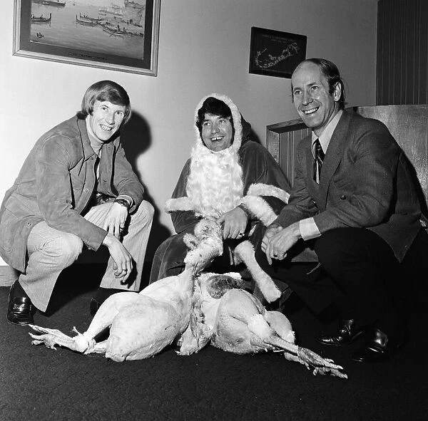 Colin Bell, Jimmy Tarbuck and Bobby Charlton pose with some turkeys. 23rd December 1971