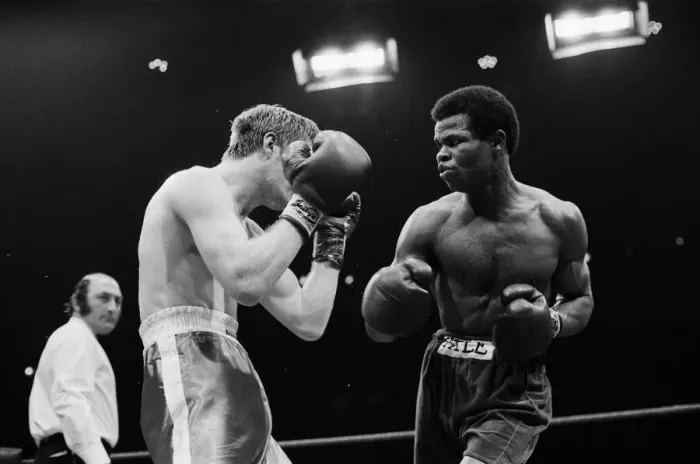 Framed Print : Colin Jones v Kirkland Laing for the British Welterweight Title Framed Print : Colin Jones v Kirkland Laing for the British Welterweight Title