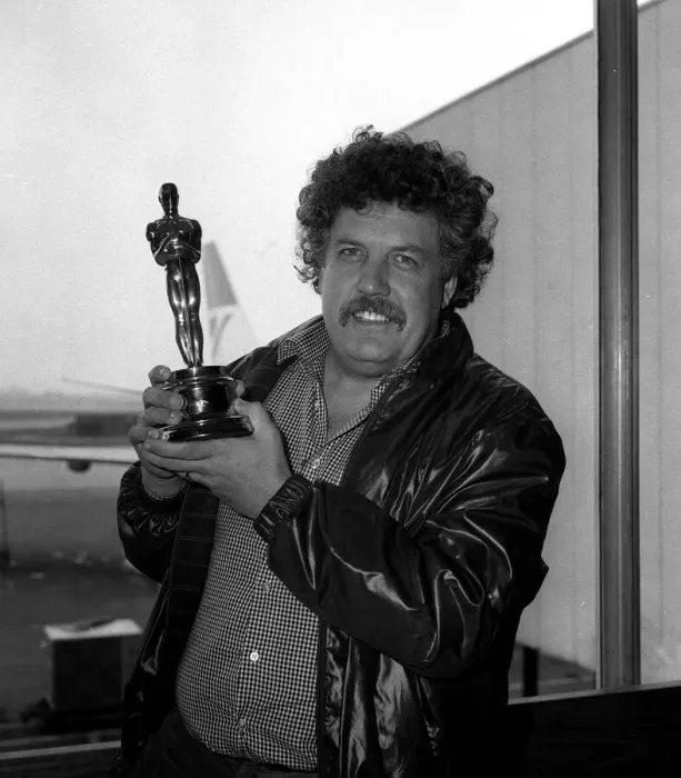 Framed Print : Colin Welland at London airport with his Oscar award 1982 Framed Print : Colin Welland at London airport with his Oscar award 1982