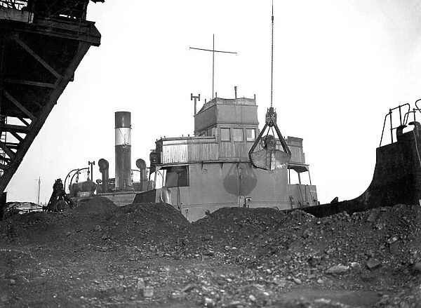 The Collier SS Petworth unloading her cargo of coal at Shoreham gasworks