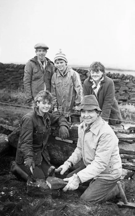 Framed Print : Colne Valley school children dry stone walling at Delves Moor Farm, Slaithwaite Framed Print : Colne Valley school children dry stone walling at Delves Moor Farm, Slaithwaite