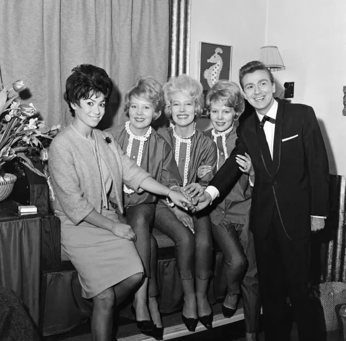 Framed Print : Comedian Des O Connor took over from Norman Vaughan as compare of ITVs