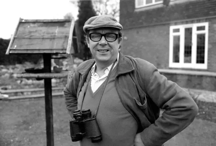 Framed Print : Comedian Eric Morecambe seen here at his Hertfordshire home 1971 71-12050-007