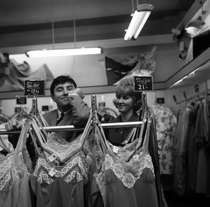 Framed Print : Comedian Jimmy Tarbuck, aged 23, with his wife Pauline, also 23