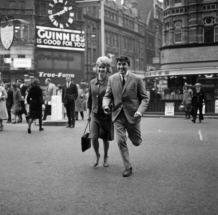 Framed Print : Comedian Jimmy Tarbuck, aged 23, with his wife Pauline, also 23 Framed Print : Comedian Jimmy Tarbuck, aged 23, with his wife Pauline, also 23