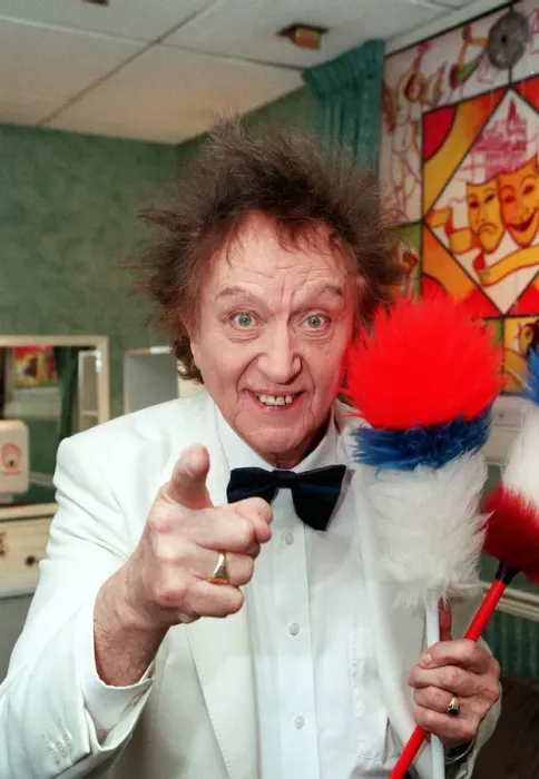 Framed Print : Comedian Ken Dodd April 1999 A©mirrorpix Framed Print : Comedian Ken Dodd April 1999 A©mirrorpix