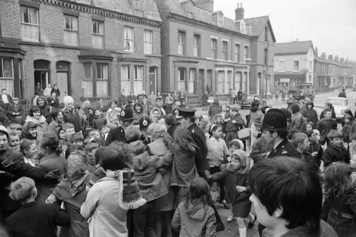 Framed Print : Comedian Ken Dodd opens flats in Ducie Street and Beaconsfield Street, Toxteth, Liverpool