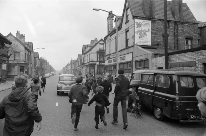 Framed Print : Comedian Ken Dodd opens flats in Ducie Street and Beaconsfield Street, Toxteth, Liverpool