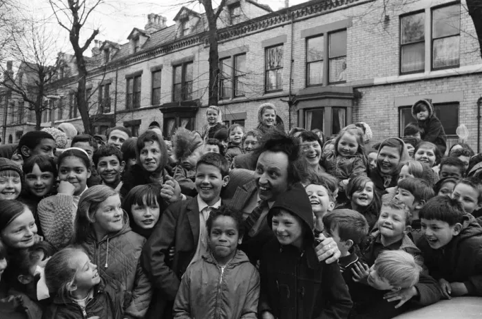 Framed Print : Comedian Ken Dodd opens flats in Ducie Street and Beaconsfield Street, Toxteth, Liverpool