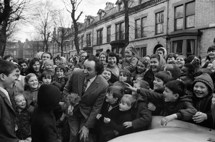 Framed Print : Comedian Ken Dodd opens flats in Ducie Street and Beaconsfield Street, Toxteth, Liverpool