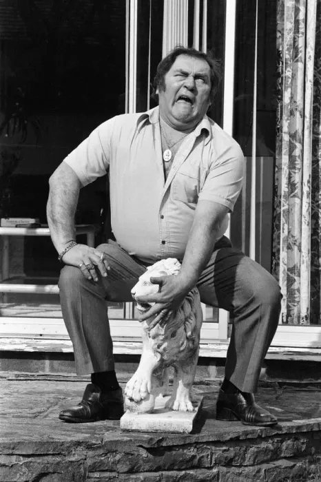 Framed Print : Comedian Les Dawson at home at Lytham St Annes, Lancashire. 26th March 1982 Framed Print : Comedian Les Dawson at home at Lytham St Annes, Lancashire. 26th March 1982