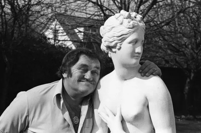 Framed Print : Comedian Les Dawson at home at Lytham St Annes, Lancashire. 26th March 1982 Framed Print : Comedian Les Dawson at home at Lytham St Annes, Lancashire. 26th March 1982
