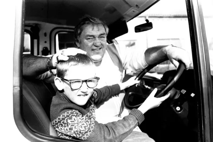 Framed Print : Comedian Les Dawson presented a 10, 000 mini coach to Glebe School in Killingworth Framed Print : Comedian Les Dawson presented a 10, 000 mini coach to Glebe School in Killingworth