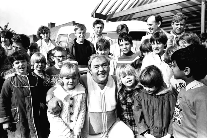 Framed Print : Comedian Les Dawson presented a 10, 000 mini coach to Glebe School in Killingworth Framed Print : Comedian Les Dawson presented a 10, 000 mini coach to Glebe School in Killingworth