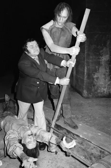 Framed Print : Comedian Les Dawson visits the London Dungeon at Tooley Street. 15th March 1978