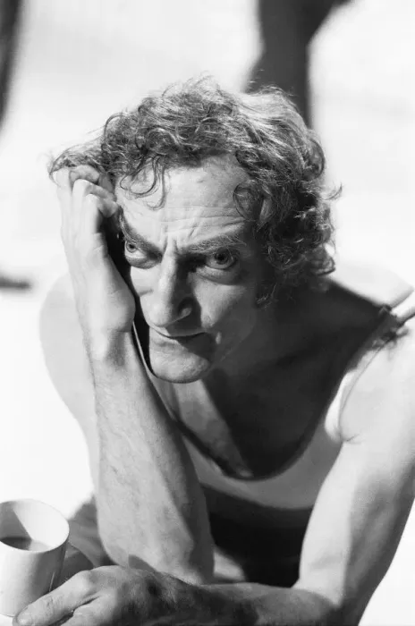Framed Print : Comedian Marty Feldman poses for Mirror cameraman Ron Burton after his interview with Framed Print : Comedian Marty Feldman poses for Mirror cameraman Ron Burton after his interview with