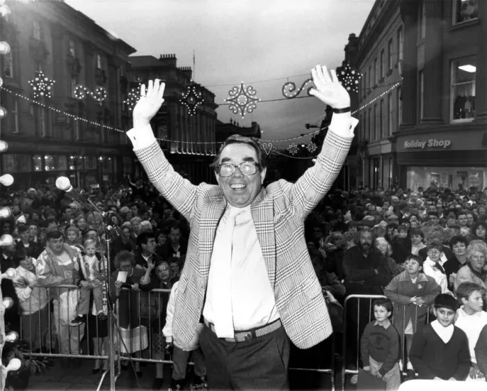Framed Print : Comedian Ronnie Corbett turns on Newcastles Christmas lights Framed Print : Comedian Ronnie Corbett turns on Newcastles Christmas lights
