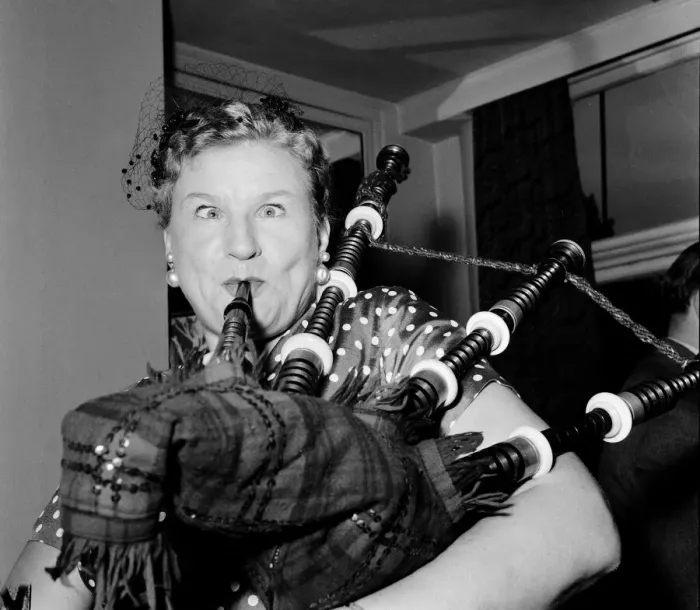 Framed Print : Comedienne Anna Russell who flew into London for an Edinburgh Festival date