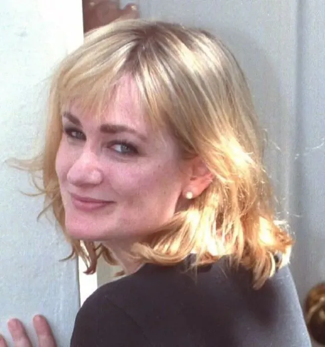  : Comedy actress Caroline Aherne August 1998 at her Kensington home