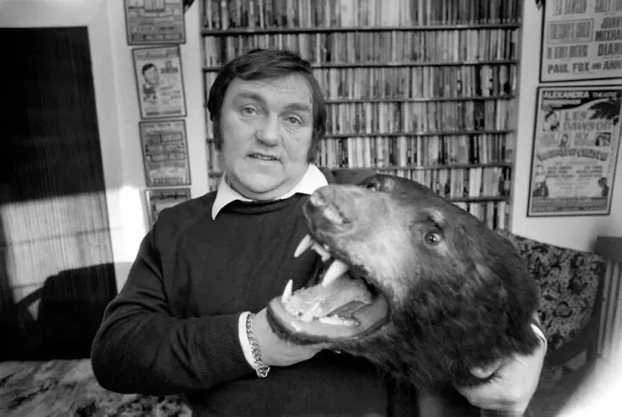 Framed Print : Comedy: Humour: Les Dawson. February 1977 77-00023-002