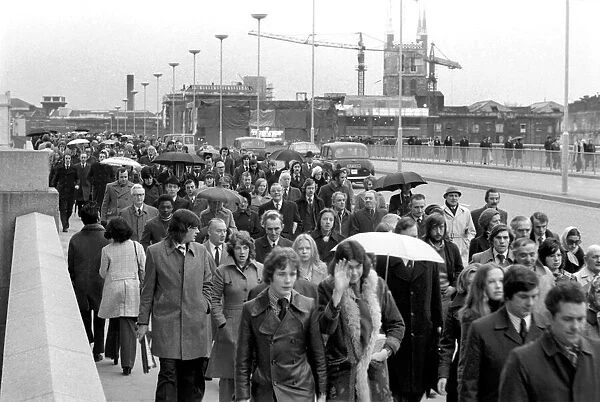 Commuters  /  Commuting: People walking to work. January 1975 75-00539