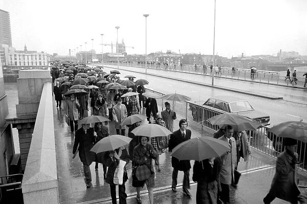 Commuters  /  Commuting: People walking to work. January 1975 75-00539-003